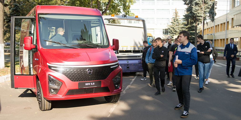 Экспозиция ГАЗа с выставки COMTRANS в преддверии Дня машиностроителя разместилась у Главной проходной