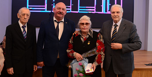 Торжественное вручение нагрудного знака «Дети военного времени» прошло в Доме ветеранов автозавода