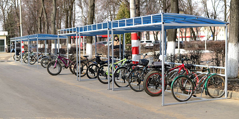 У проходных Горьковского автозавода вдоль проспекта Ленина обновлены велопарковки