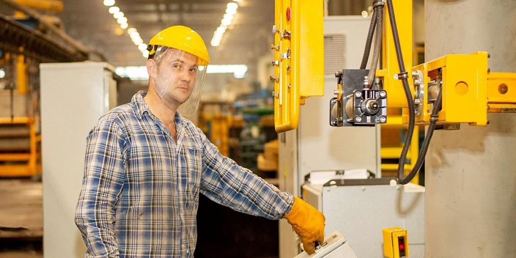 Один из лучших работников ЗЦЛ оператор Альберт Шаблыкин рассказал, чем увлекла его металлургия