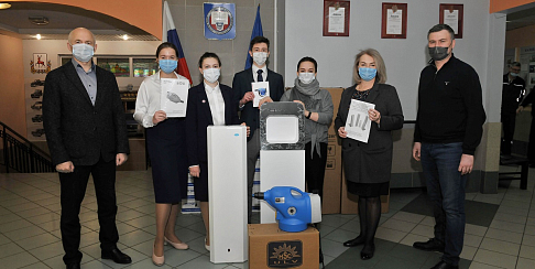 Горьковский автозавод передал обеззараживающее оборудование лицею №165