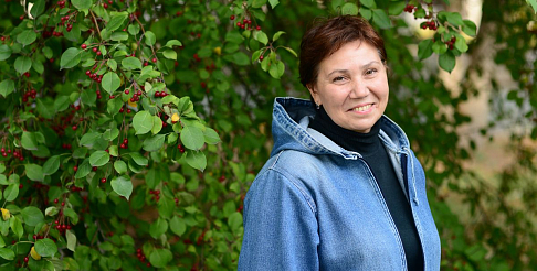 Термист завода мостов и агрегатов Ирина Ныркова создает букеты и топиарии из живых растений и подручных материалов