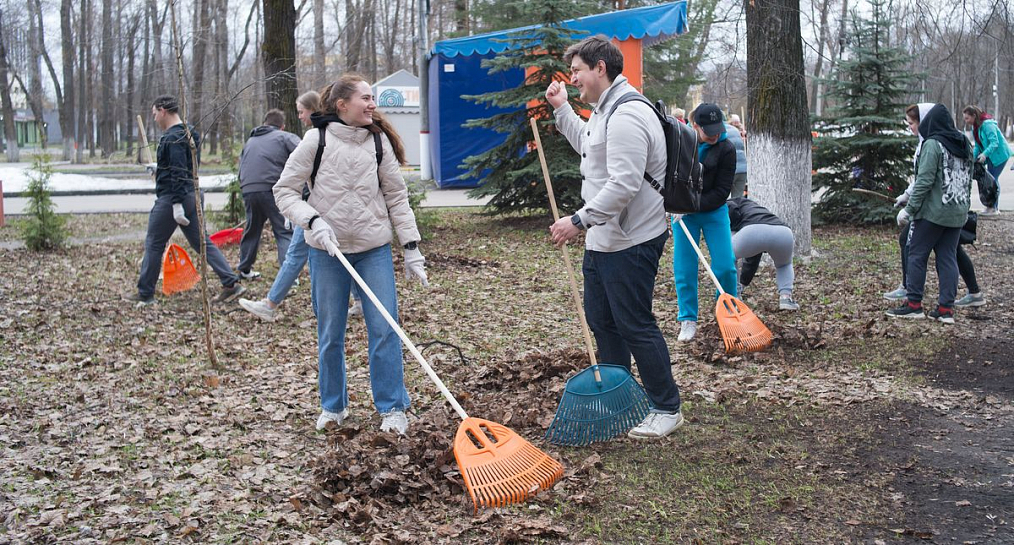 В минувшие выходные сотрудники автозавода вышли на субботник в Парке культуры и отдыха