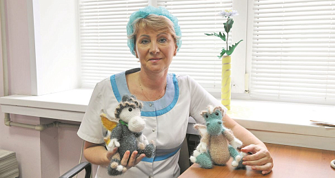 Инесса Утинова - процедурная медсестра ЦМП «ГАЗ» - представила на выставке «Твои таланты, профсоюз!» цветы из фоамирана