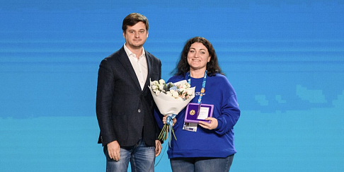 Ведущий специалист дирекции по логистике Елена Аблыгина удостоена нагрудного знака «Доброволец России»