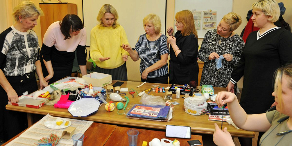 Елочные игрушки из лампочек делали в преддверии Нового года участники клуба «Твои таланты, профсоюз!»