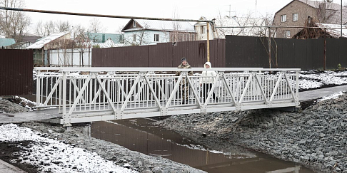 Новый пешеходный мост установили в Автозаводском районе