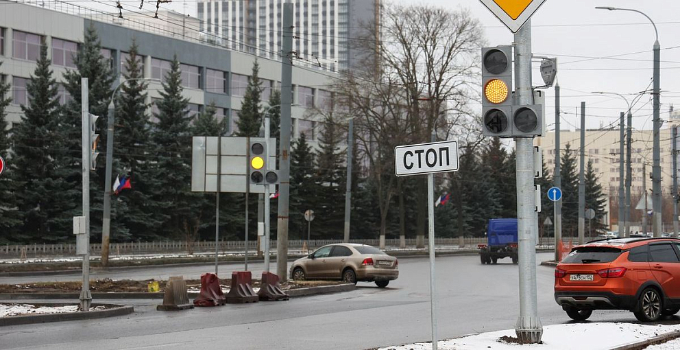 Светофор будет регулировать движение на перекрестке проспектов Ленина и Кирова