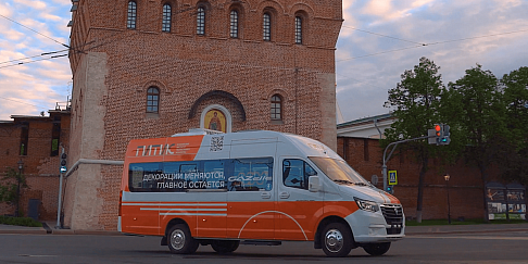 «ГАЗель NN» торжественно вручили артистам ГИТИСа после выступления на Дне России в Нижнем Новгороде