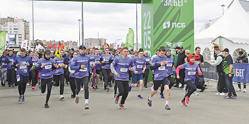На старт полумарафона «Беги, герой!» «Группа ГАЗ» выставила одну из наиболее многочисленных корпоративных команд