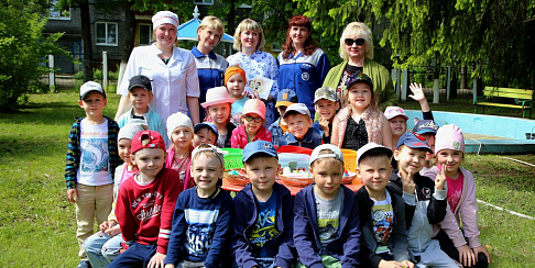 В День защиты детей представители подразделений «Группы ГАЗ» вручили подшефным детским садам сертификаты в строительные гипермаркеты