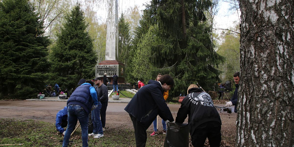 В начале мая волонтеры нижегородской площадки «Группы ГАЗ» вышли на традиционную акцию «Чистый обелиск»