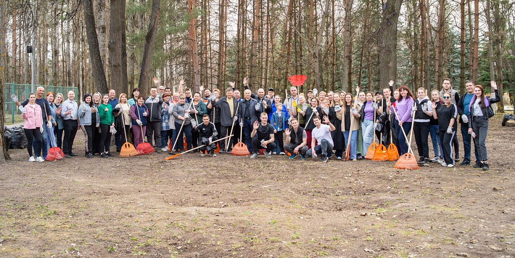 Сотрудники автозавода приняли участие в ежегодной весенней акции по уборке Автозаводского парка
