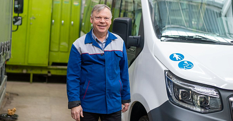 К 8 Марта своим коллегам-женщинам ведущий инженер по испытаниям ОИЦ Сергей Жарков обычно готовит вкусный сюрприз