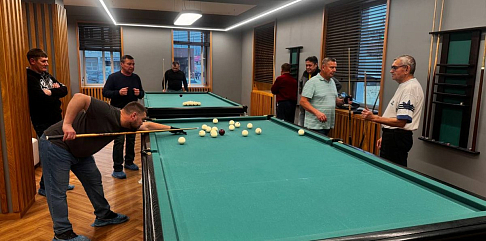 Сотрудники и ветераны кузнечно-рессорного завода соревновались в играх в шахматы, шашки и биллиард