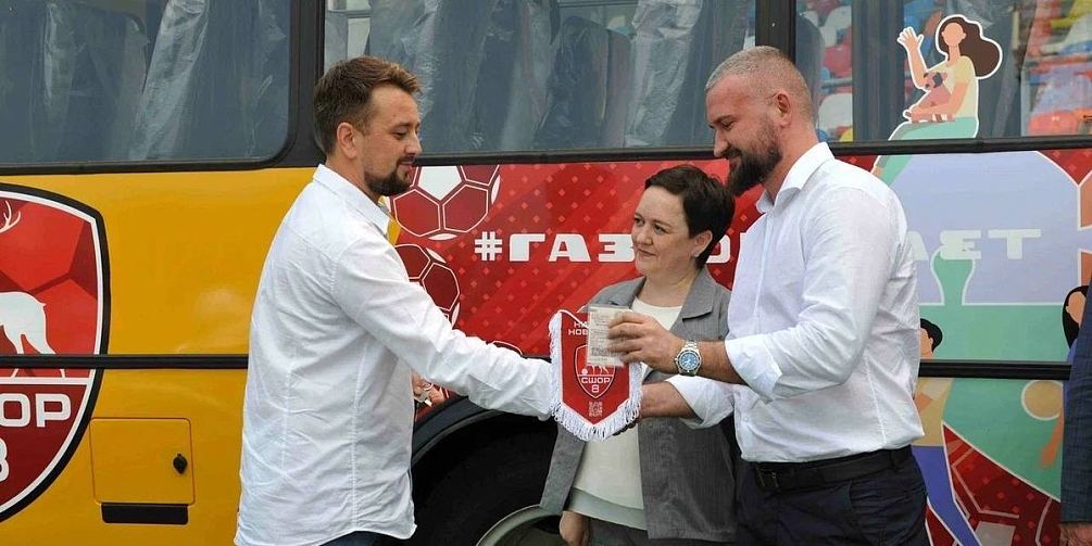 Депутаты Гордумы от Автозаводского района вручили автобус футбольной школе олимпийского резерва №8