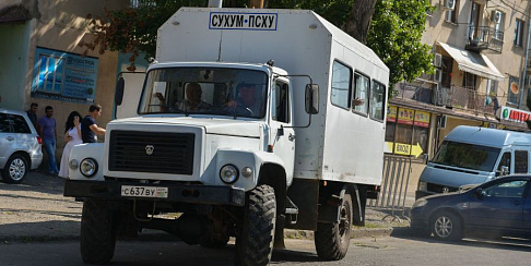 Вахтовый автобус на базе ГАЗ-3308 «Садко» в Абхазии используется в качестве маршрутки для жителей горных районов