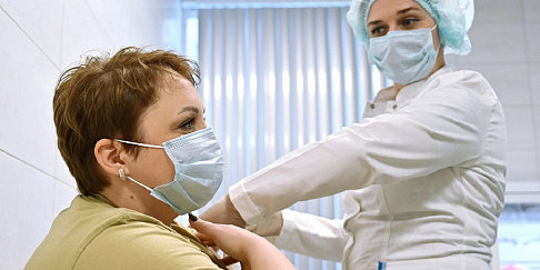 «Омикрон» наступает: на прививку – раз в полгода