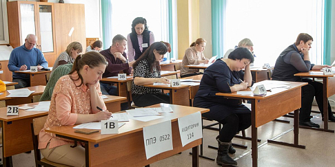 Родители старшеклассников опробовали на себе процедуру Единого госэкзамена в рамках общероссийской акции «Сдаем ЕГЭ вместе»