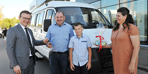 Многодетная семья из Лукоянова получила в подарок микроавтобус «Газель БИЗНЕС»