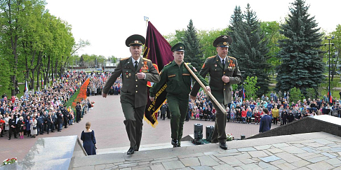 В парке Славы 9 мая тысячи автозаводцев и гостей города возложили цветы к Вечному огню