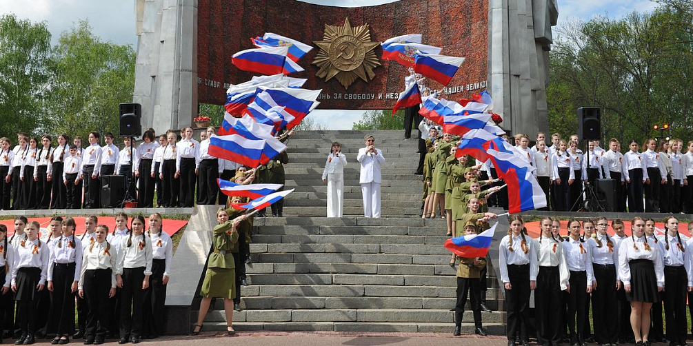 Торжество в честь 80-летия Великой Победы объединило в парке Славы сотрудников Горьковского автозавода и жителей района, ветеранов и молодежь