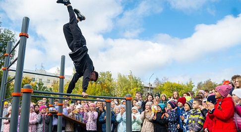 В рамках программы «Новый социальный вектор» в Ликино-Дулеве открыли современную площадку для воркаута