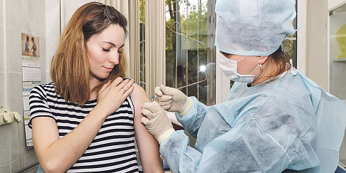 Зачем проходить ревакцинацию от коронавируса на спаде заболеваемости, да еще и летом?