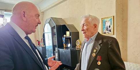 Ветерану Горьковского автозавода Алексею Цебулаеву вручили медаль к 80-летию Великой Победы