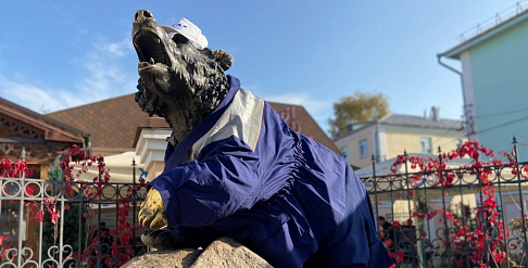 Символ Ярославля бронзовый «рычащий мишка» ко Дню машиностроителя «примерил» спецодежду ЯМЗ