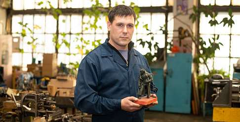 Талантом скульптора удивляет коллег слесарь-инструментальщик ПРЗ Дмитрий Панов