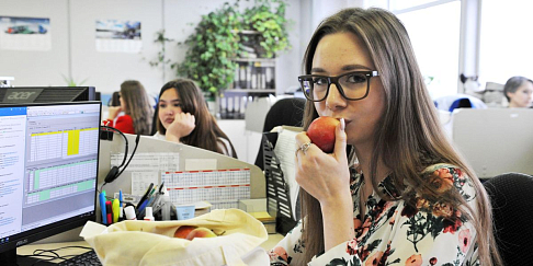 Сотрудники Горьковского автозавода получили в подарок яблоки от Фонда «Вольное дело», который основал промышленник Олег Дерипаска (видео)