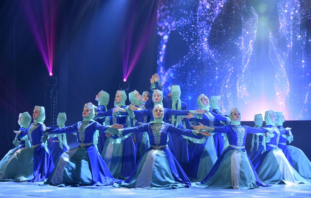 Разные поколения участников образцового ансамбля танца «Радуга» Детской школы искусств «Созвездие» выступили на празднике, посвященном 65-летию коллектива