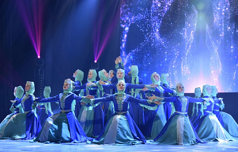 Разные поколения участников образцового ансамбля танца «Радуга» Детской школы искусств «Созвездие» выступили на празднике, посвященном 65-летию коллектива