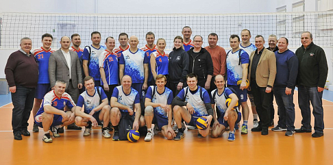 Сборные ГАЗа и администрации Нижнего Новгорода сыграли в волейбол на стадионе «Чайка»