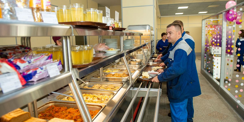 На прессово-рамном заводе открылась обновленная столовая
