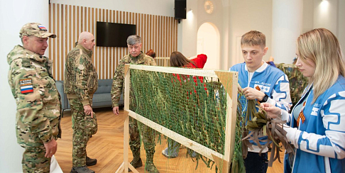 Активисты молодежных и рабочих советов, а также ветераны автозавода изготовили маскировочные сети для участников СВО