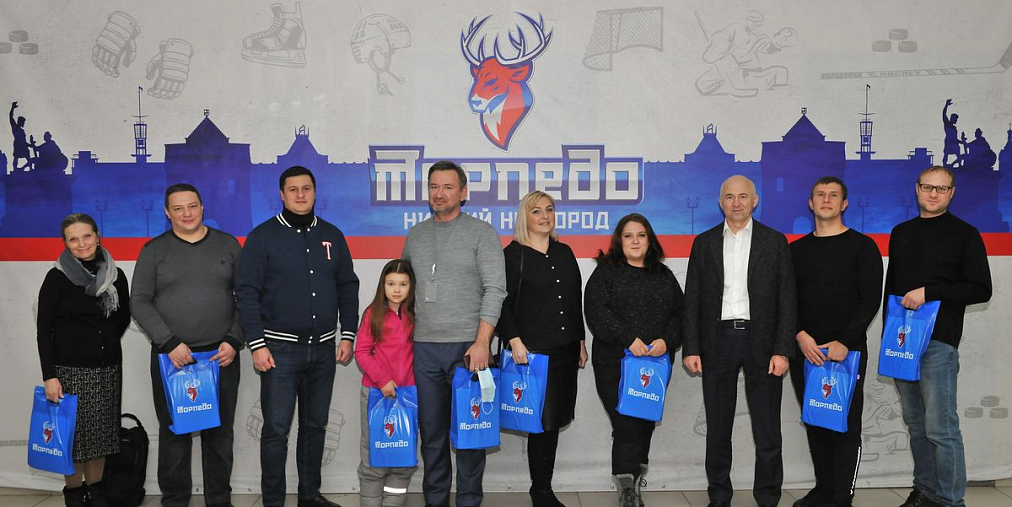 Победители викторины к 75-летию хоккейного клуба «Торпедо» получили призы