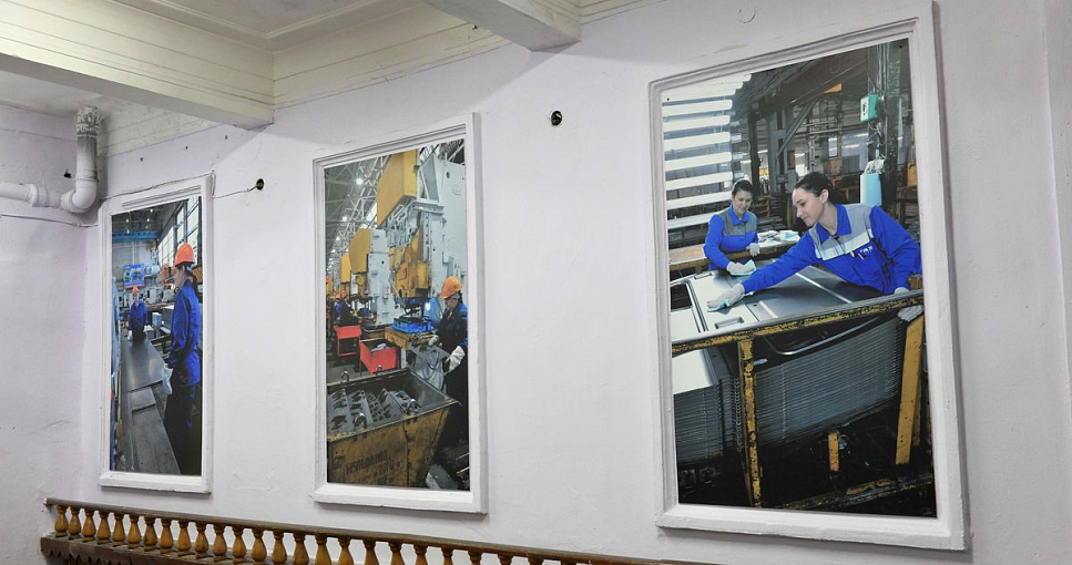 Первый подъезд кузовного корпуса украсила фотогалерея работников прессового цеха №1 ПРЗ
