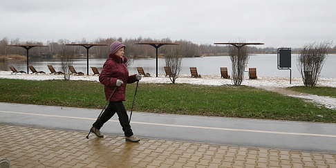 Завершилось благоустройство территории вдоль озера на улице Пермякова