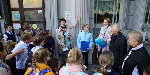 Учащиеся лицея №165 им. 65-летия ГАЗа обстановке открыли аудиогид на сером Бусыгинском доме по проспекту Октября