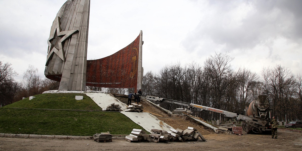 Сквер Славы благоустраивают ко Дню Победы в Автозаводском районе